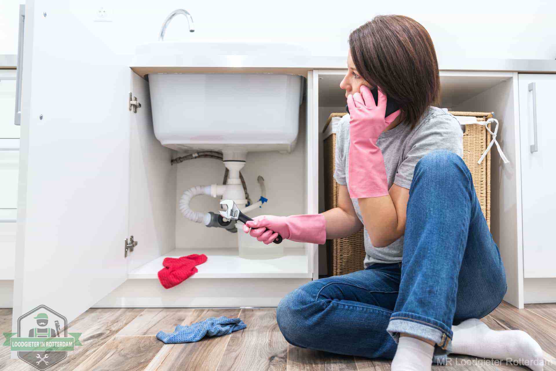 wc-verstopt-door-hygieneproducten-haarlemmermeer