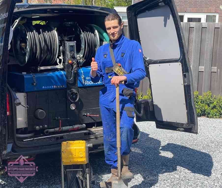 Een tevreden monteur met opgestoken duim na een geslaagde klus, slim ingrijpen bespaart kosten bij een verstopte wc in Haarlemmermeer