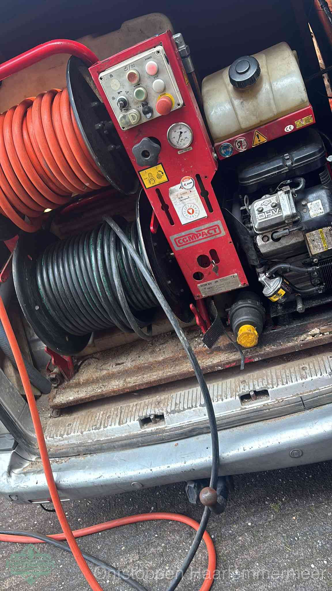 Een rood hogedruk-rioolreinigingstoestel in de laadbak van de bedrijfsbus, apparatuur voor een hardnekkige afvoerverstopping in Haarlemmermeer
