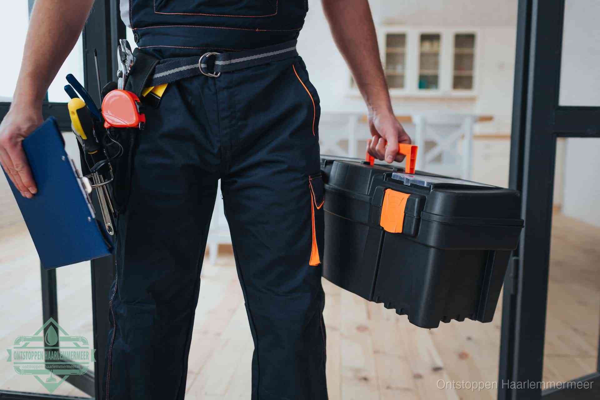 Een monteur met gereedschapsriem en klembord, klaar om een transparante prijs voor het afvoer ontstoppen in Haarlemmermeer te geven