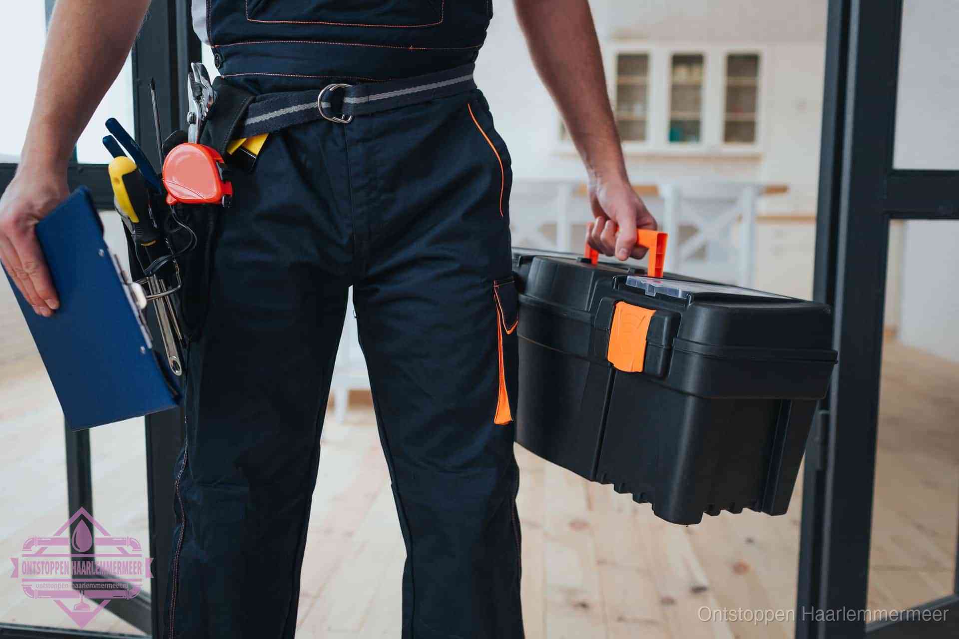 Een monteur met gereedschapsriem en klembord, klaar om een transparante prijs voor het wc ontstoppen in Haarlemmermeer te geven