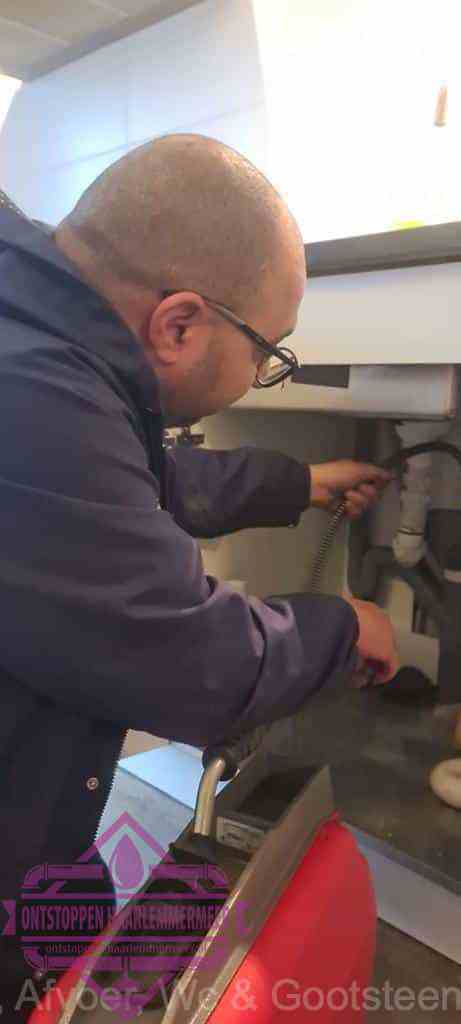 loodgieter-aan-het-werk-in-badkamer