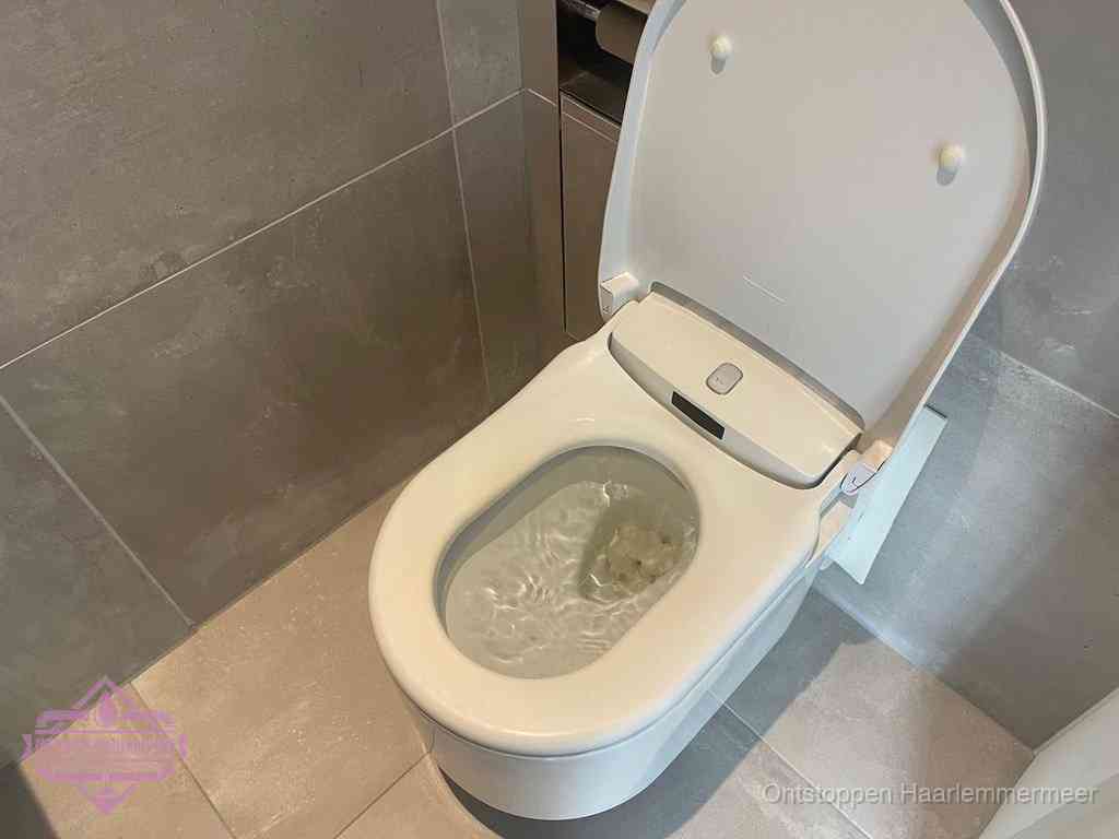 Een toiletpot vol troebel water met drijvend papier en restanten, de meest voorkomende oorzaak van een verstopte wc in Haarlemmermeer