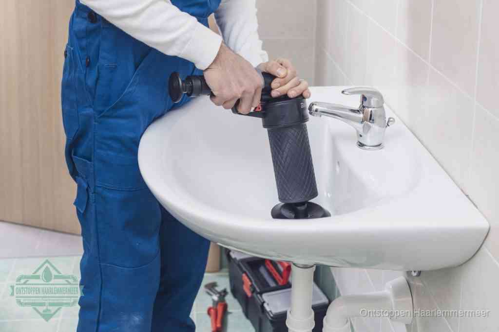 Een te ruwe doe-het-zelf poging met een hand-pomp op de afvoer van een badkamer-wastafel, een van de veelgemaakte fouten bij afvoer ontstoppen in Haarlemmermeer