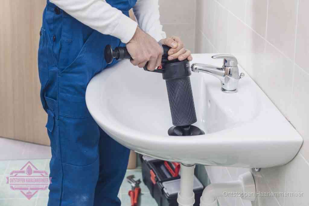 Een te ruwe doe-het-zelf poging met een handmatige perslucht-ontstopper op een sanitair-afvoer, een van de veelgemaakte fouten bij wc ontstoppen in Haarlemmermeer