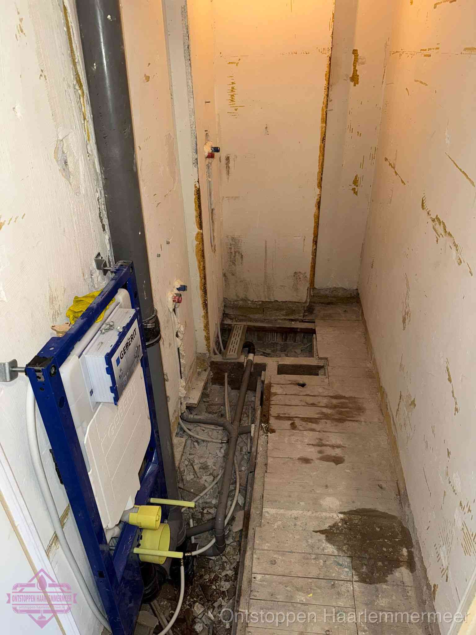 Een opgebroken toiletruimte tijdens renovatie met een Geberit inbouwreservoir en blootliggende oude afvoerleidingen, typisch voor oudere woningen in Haarlemmermeer
